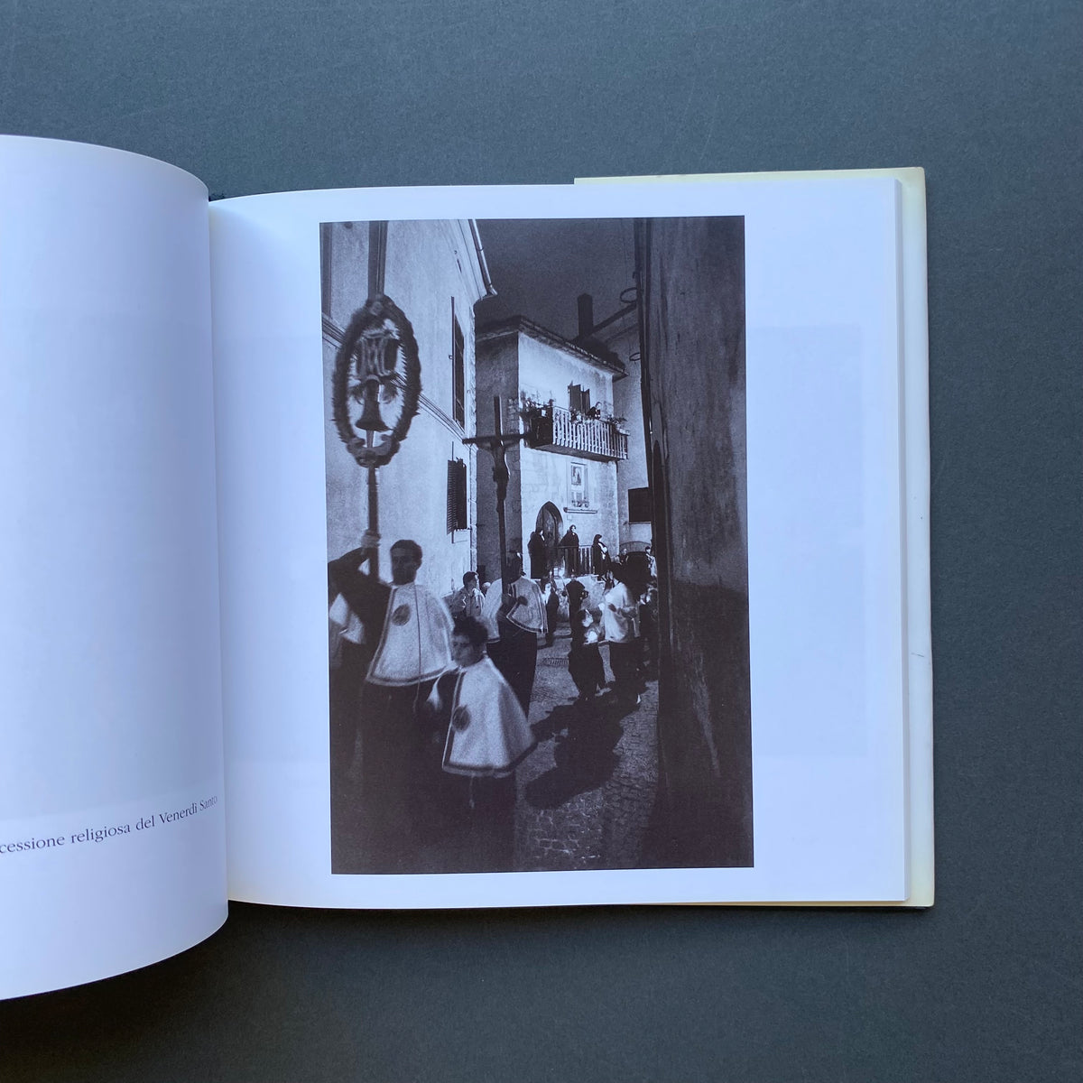 Gianni Berengo Gardin, Venerdì Santo - San Sisto. Sei giorni nella città dei ciclopi