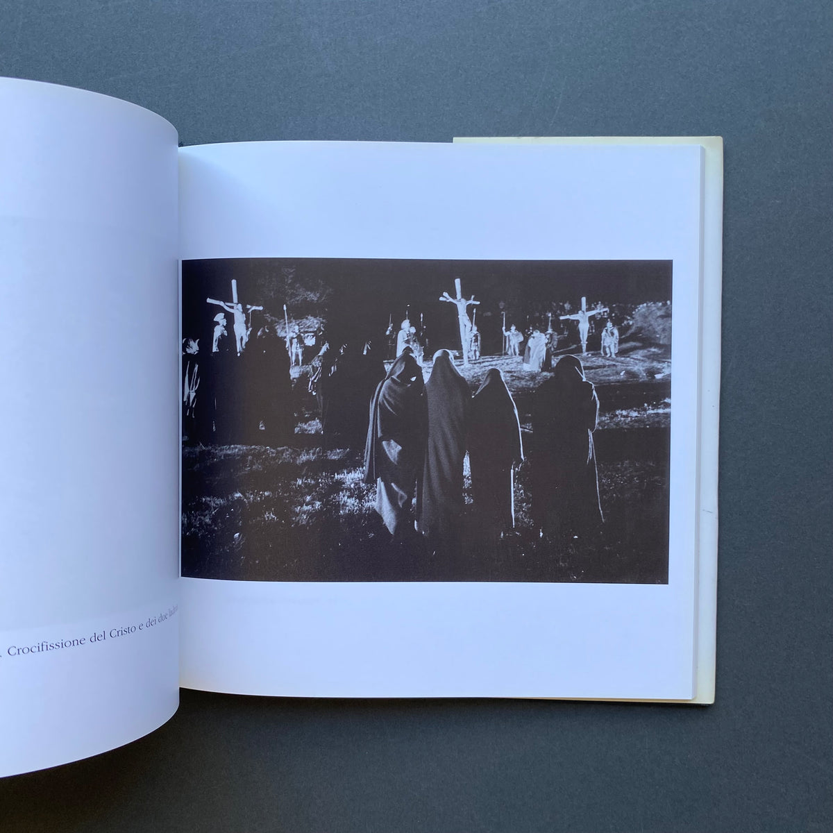 Gianni Berengo Gardin, Venerdì Santo - San Sisto. Sei giorni nella città dei ciclopi